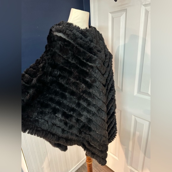 Love Token Black Faux Fur Poncho NWT size M/L - Picture 3 of 5